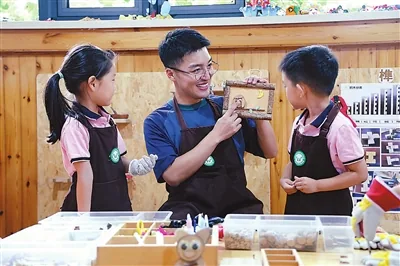百变男幼师“阿飞”——记天津市实验幼儿园教师付英飞